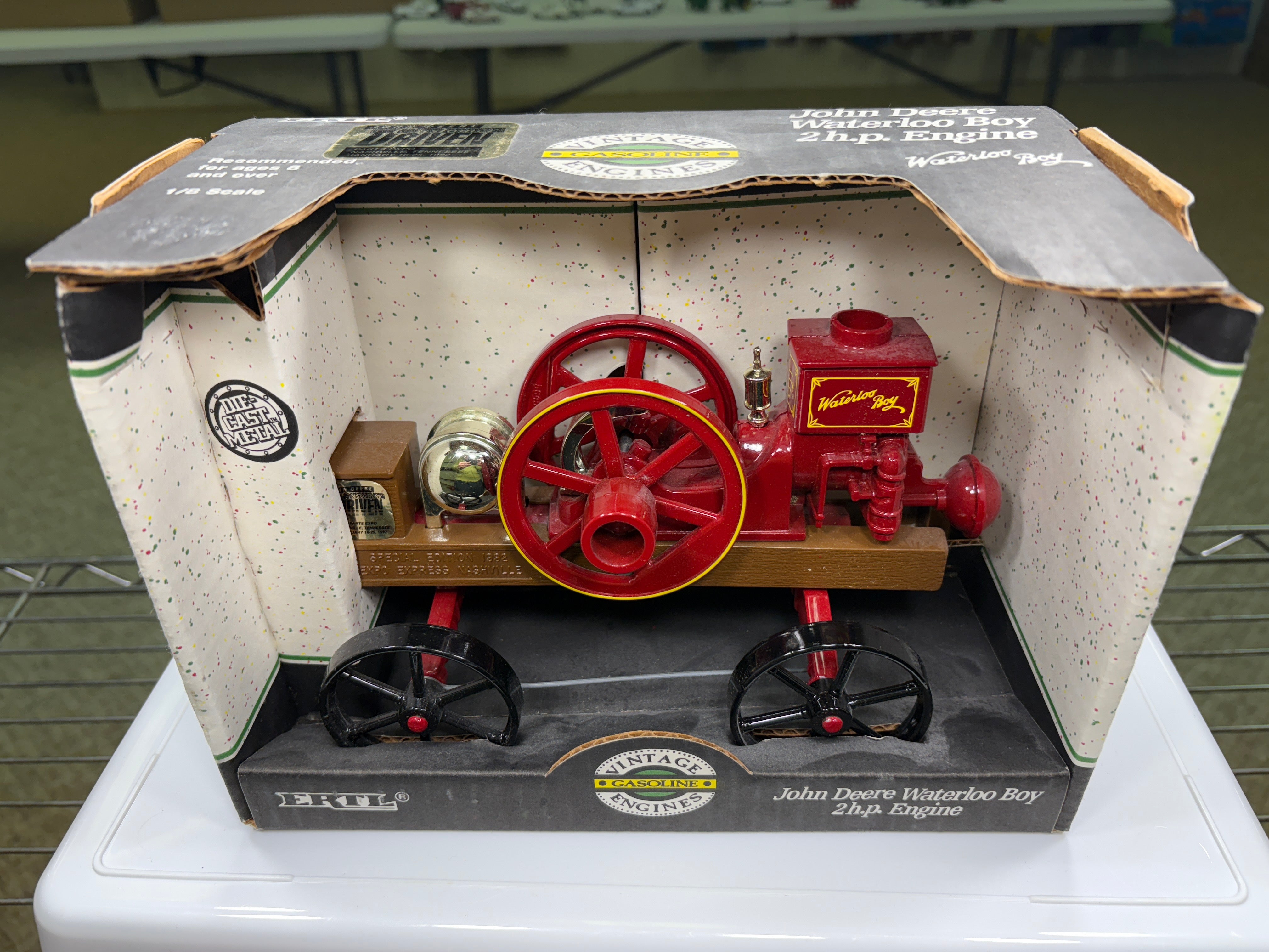 Maquette Moteur Waterloo Boy 2hp John Deere - Échelle 1:8, Neuve Sous Boîte (Stock #5645)