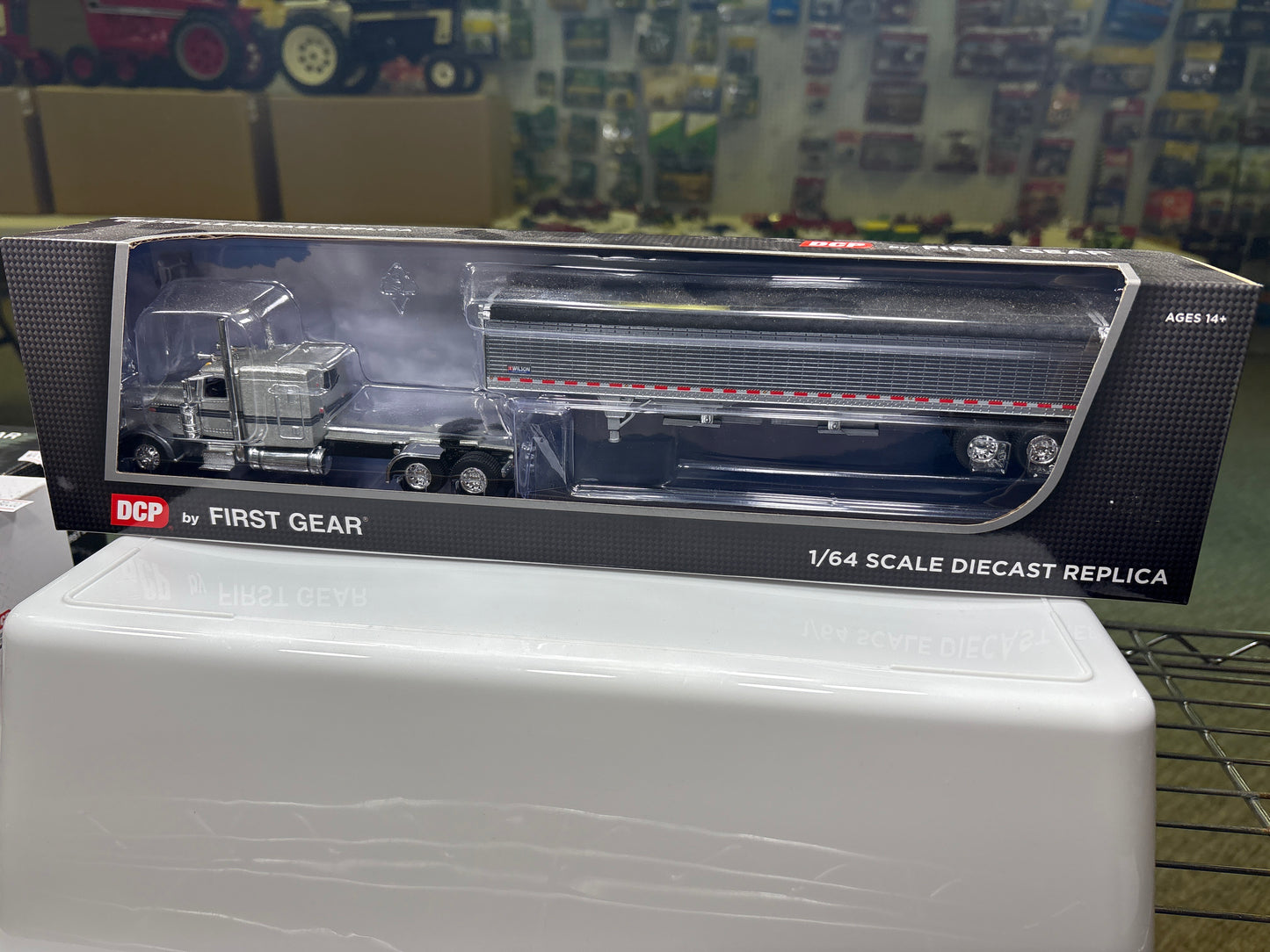 Peterbilt 389 w/High Side Grain Tralier 60-1704