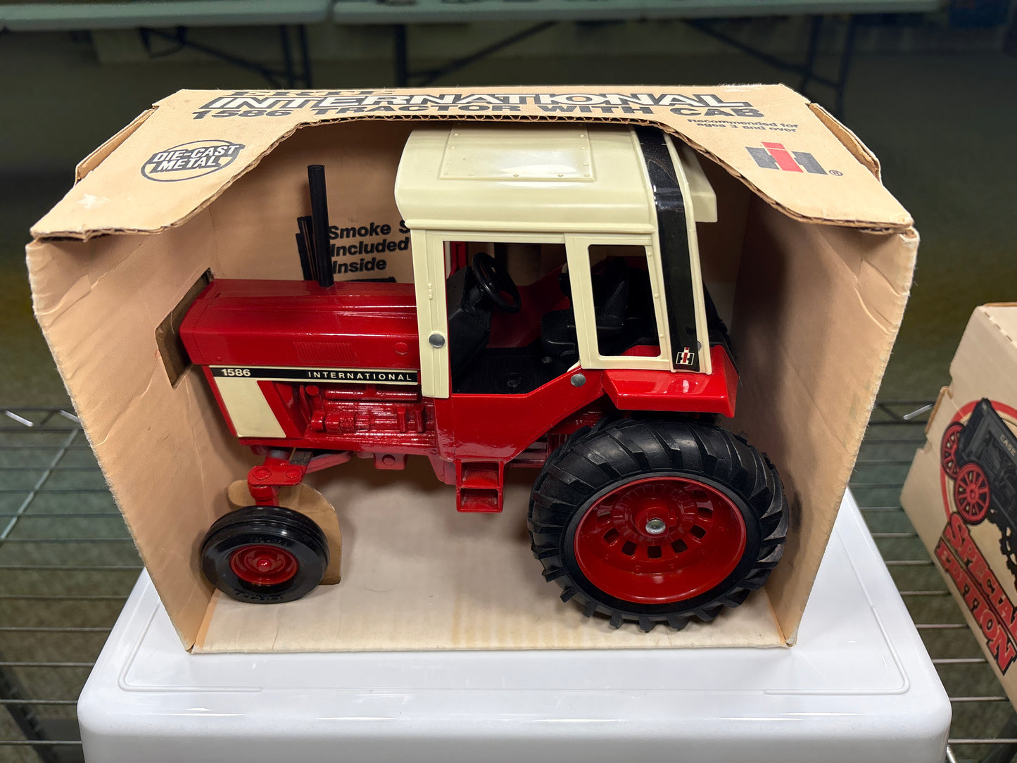 Case International 1586 Tractor w/Cab