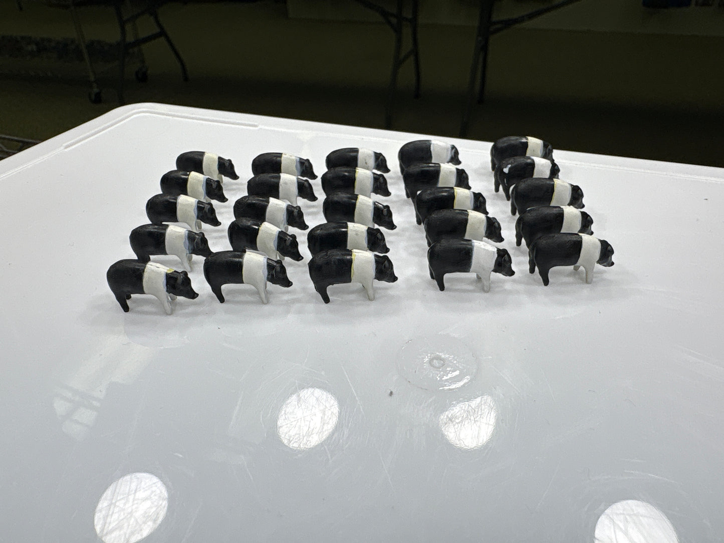 1/64 Scale Black and White Pigs 25 Pack