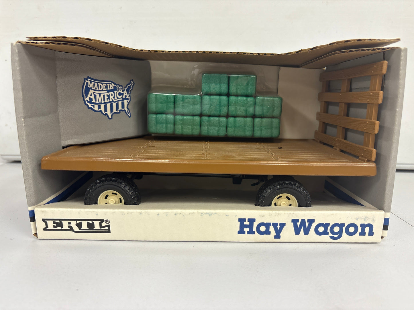 Hay Wagon with bales 1/16