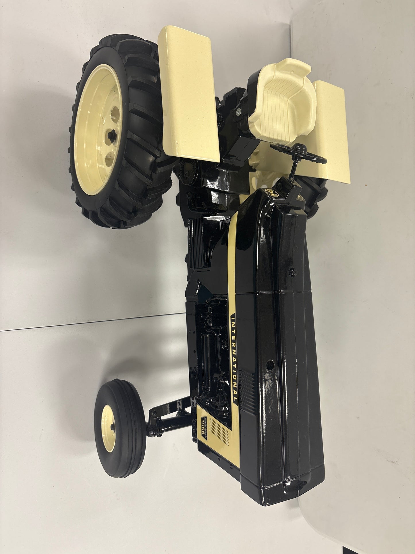 International 1066 Wide Front w/Rear Fenders, Black Version 1/8 scale