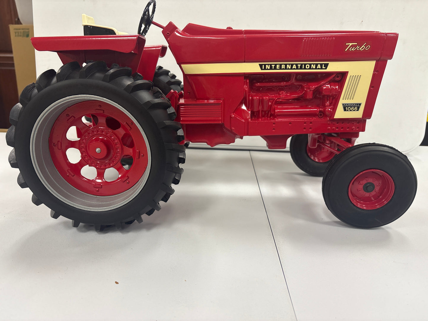 International Farmall 1066 Turbo w/Rops