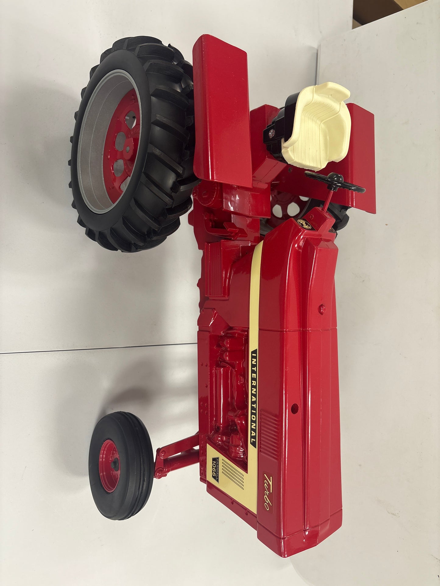 International Farmall 1066 Turbo w/Rops