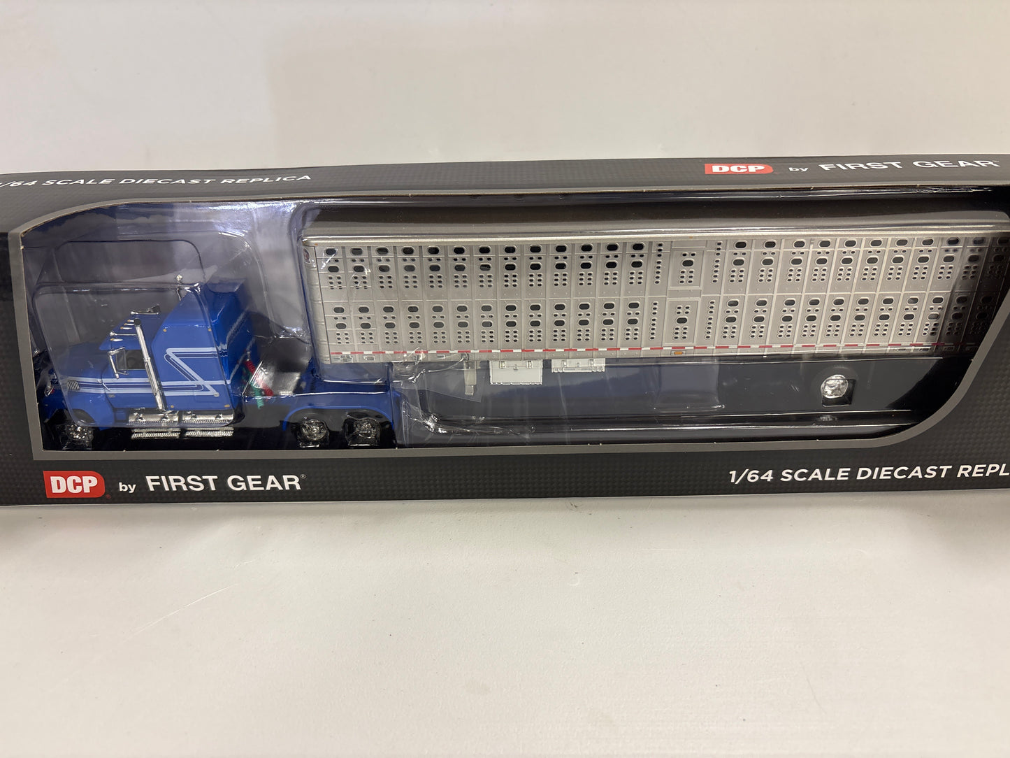 Ford LTL-9000 w/Wilson Livestock Trailer 60-1769 blue/silver