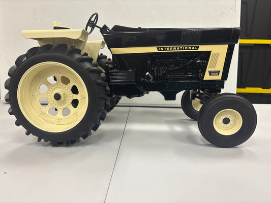 International 1066 Wide Front w/Rear Fenders, Black Version 1/8 scale