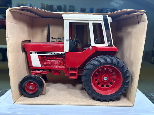International 1586 Tractor w/Cab