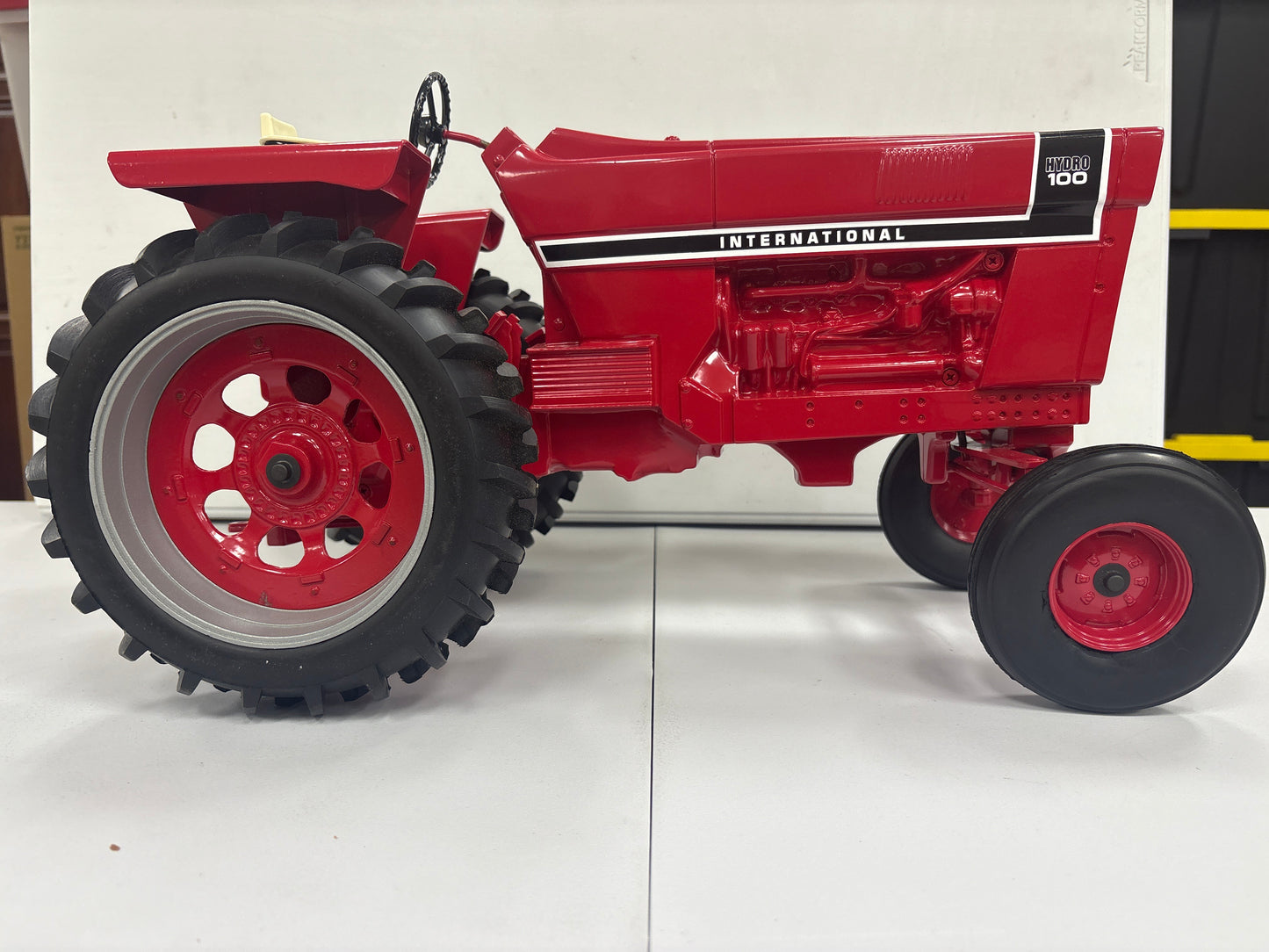 International Hydro 100 Black Stripe Wide Front w/Rear Fenders 1/8 scale