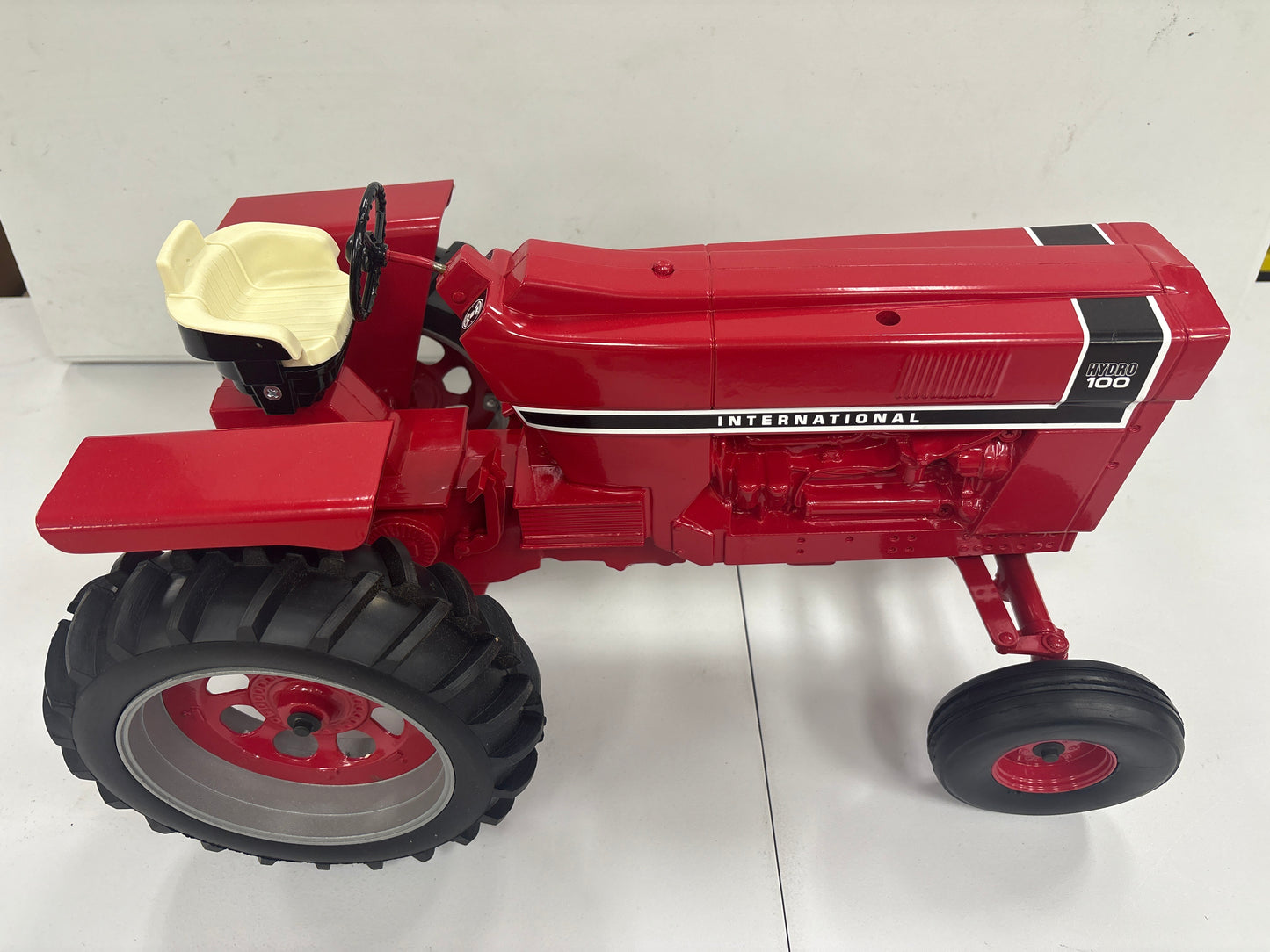 International Hydro 100 Black Stripe Wide Front w/Rear Fenders 1/8 scale