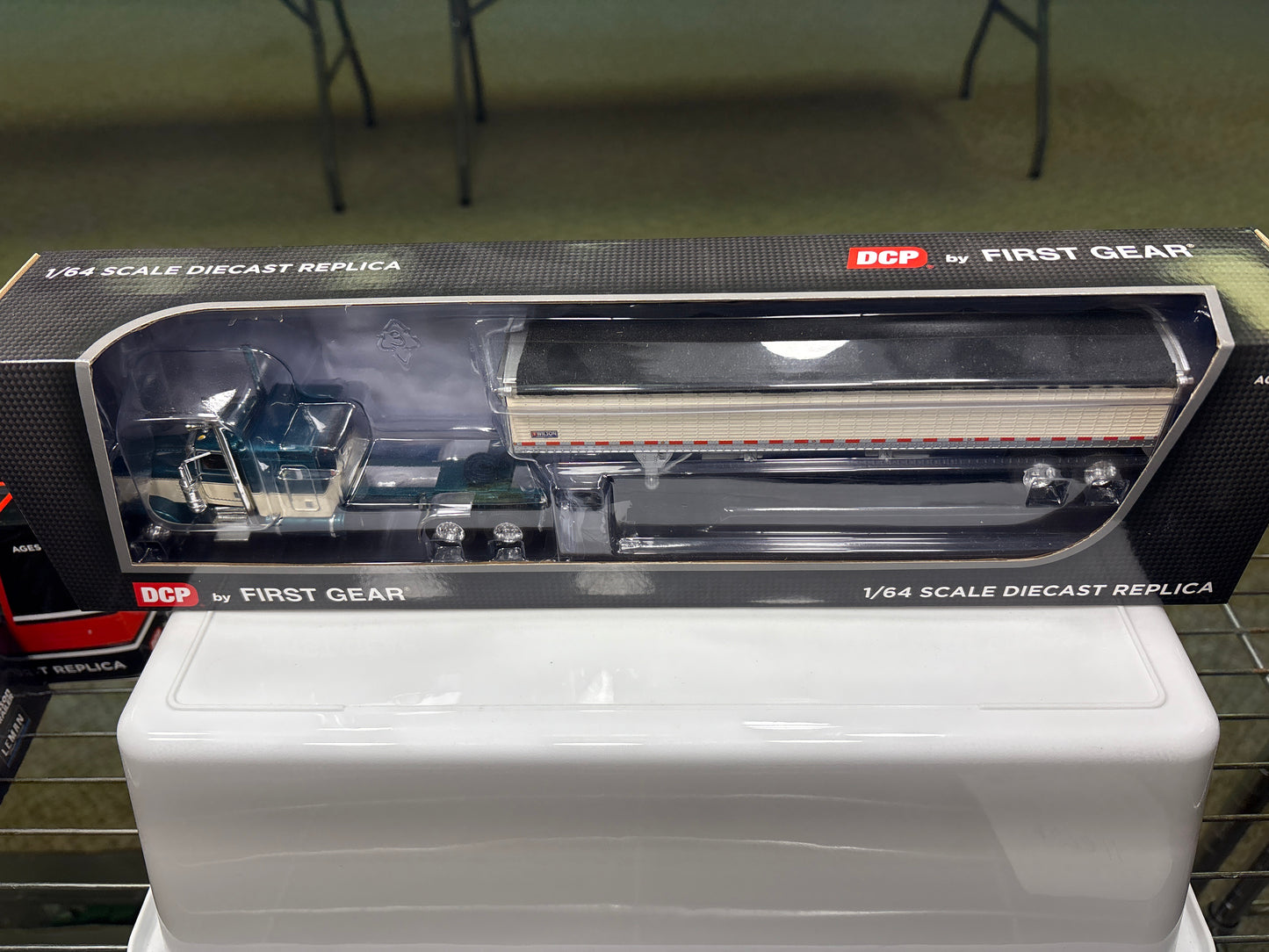 Peterbilt 389 w/Pacesetter High Sided Grain Trailer 60-1706