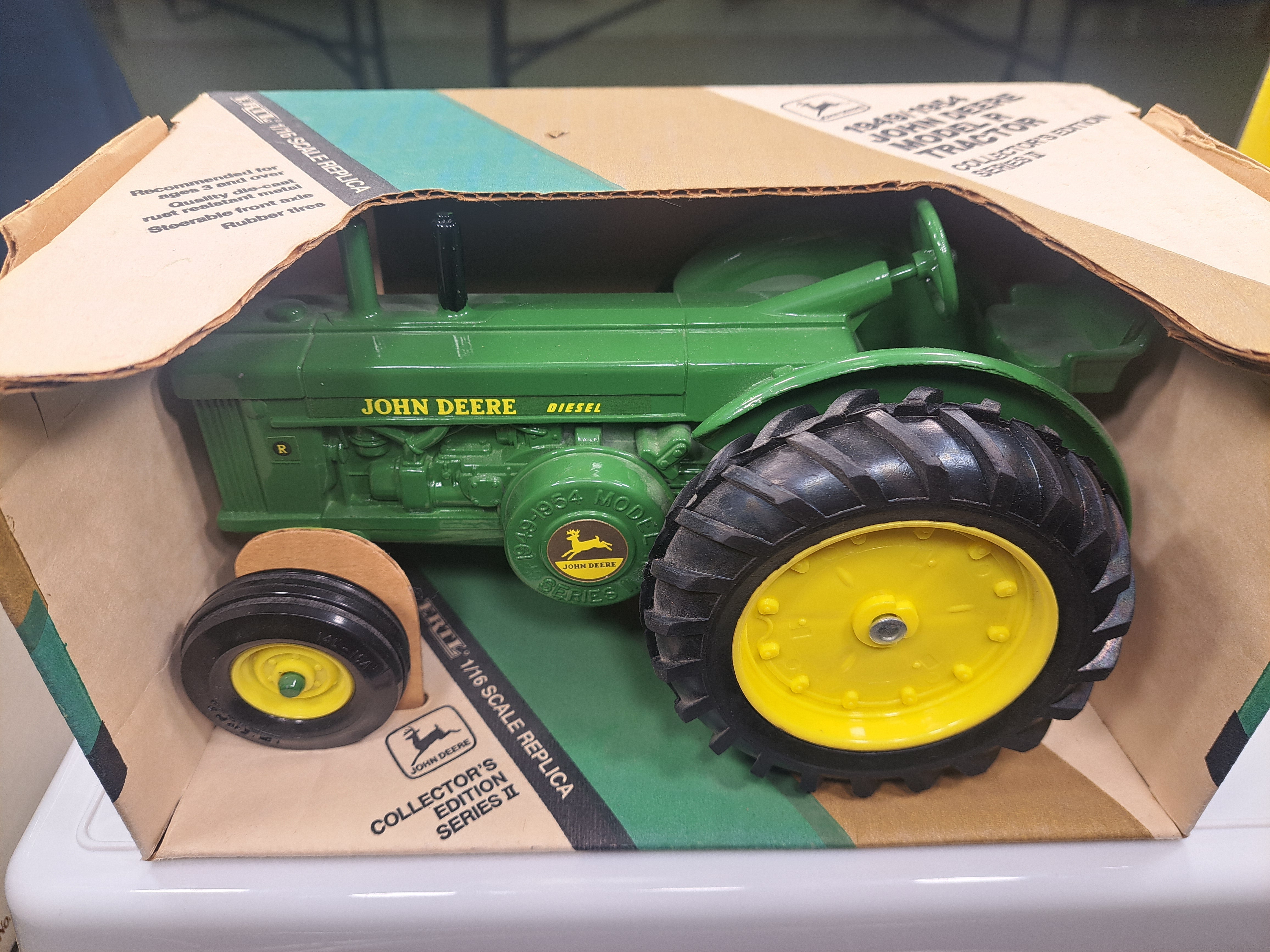 1949/1954 John Deere Model R Tractor – Mast Farm Toys
