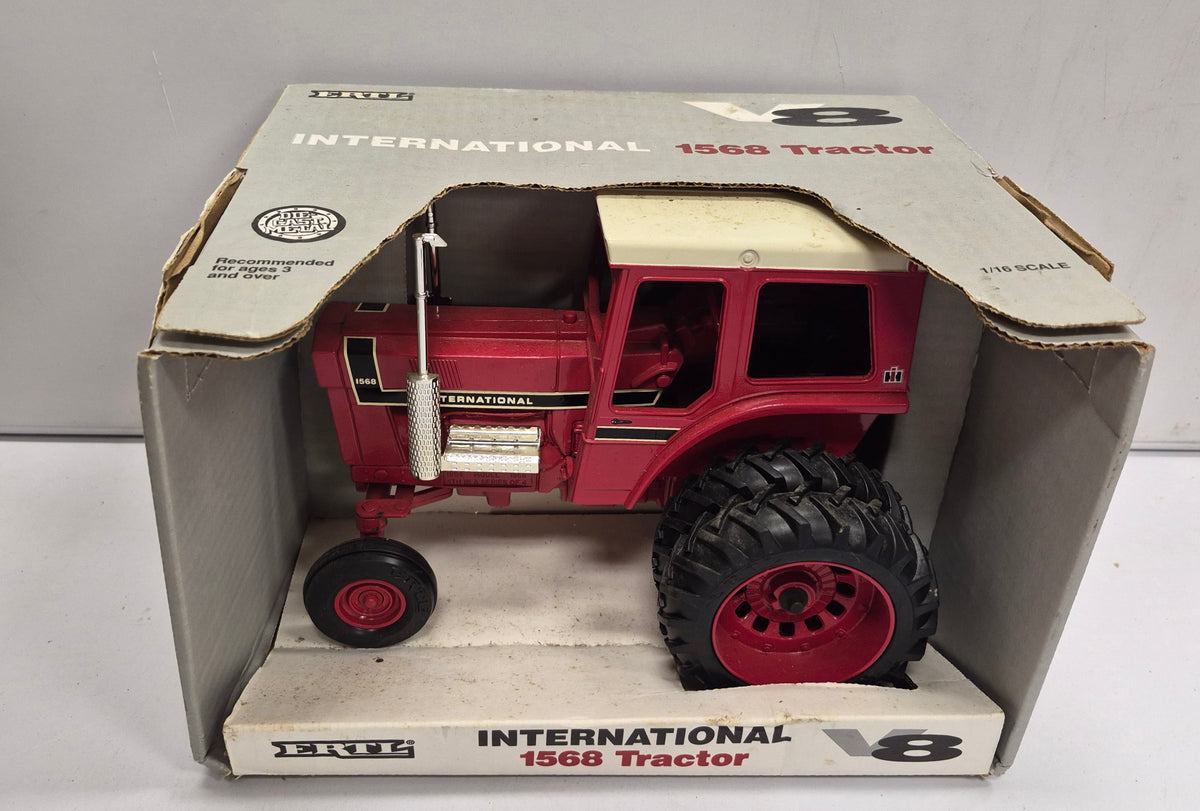 International 1568 Tractor V8