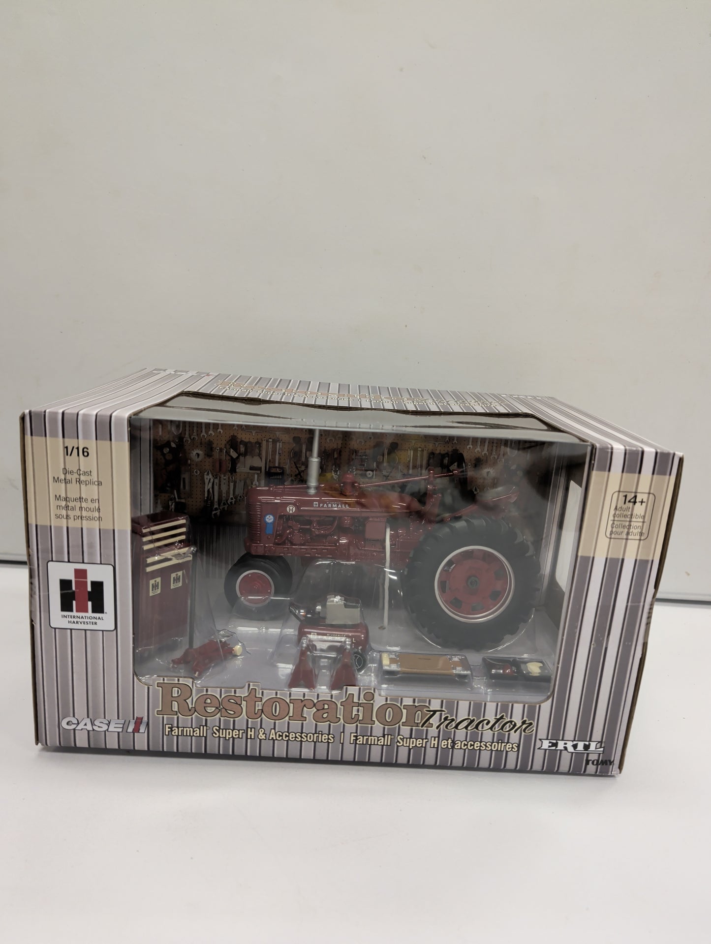 Case International Restoration Tractor Farmall Super H & Accessories